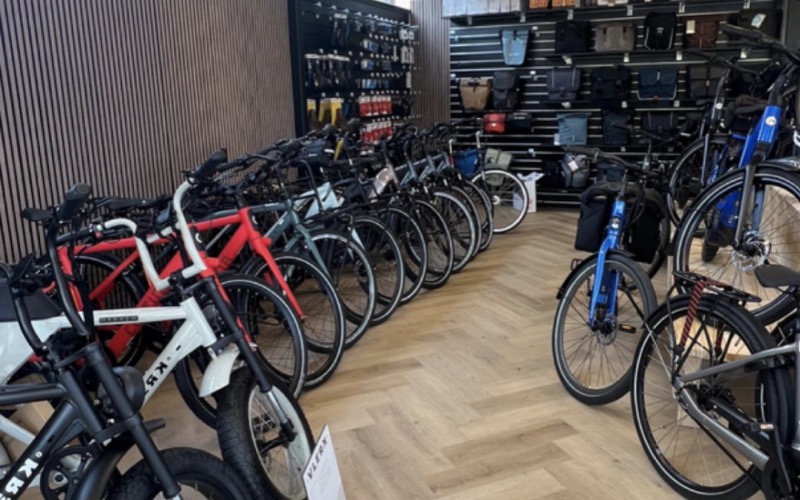 <p>Bij Van der Linden Tweewielers ontdekt u een uitgebreide collectie kwaliteitsfietsen van gerenommeerde merken. Of u nu op zoek bent naar een comfortabele stadsfiets, een krachtige elektrische fiets, een sportief model of een veilige kinderfiets, wij hebben voor elke fietser de ideale keuze. Heeft u een budget in gedachten? Neem dan ook eens een kijkje bij ons aanbod van betrouwbare tweedehands fietsen, perfect voor wie een goede deal zoekt.</p>