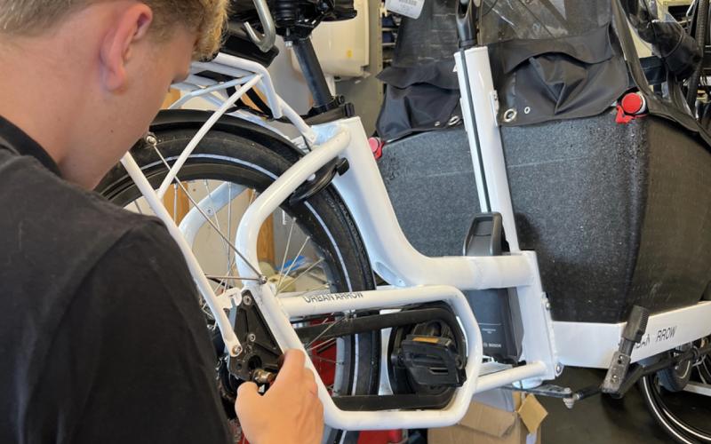 <p>Bij Van der Linden Tweewielers, gevestigd in het hart van Weesp, vindt u een uitgebreid assortiment kwaliteitsfietsen van topmerken zoals Koga, sparta, liv, RIH, Giant, Cortina en nog meer anderen. Sinds onze her opening sins 1 juli 2024 hebben we ons uiterste best gedaan om voor u een mooie winkel en de meest deskundige service te bieden. Of u nu een nieuwe fiets wilt kopen of uw huidige fiets wilt laten onderhouden, ons team staat voor u klaar.</p>