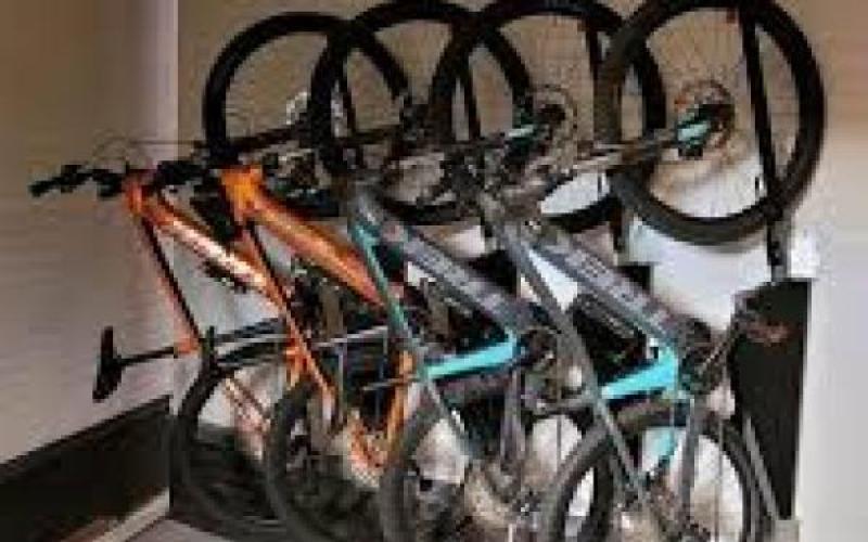 <p>De Wheelylift is uniek, simpel en ruimtebesparend. Met deze betaalbare Nederlandse uitvinding hangt echt iedereen zonder enige krachtinspanning elke fiets op. Het idee achter de Wheelylift is heel simpel: door de fiets verticaal op te hangen wordt veel ruimte bespaard. Interesse in de mogelijkheden? Lees hier meer.</p>