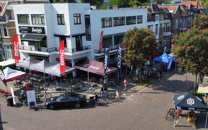 <p>Het Bike Festival is hét testevent voor fietsliefhebbers. Ontdek de nieuwste modellen van Specialized, BMC en Isaac en test meerdere fietsen. Krijg deskundig advies, geniet van een kop koffie en ontdek nieuwe kledingmerken. Daarnaast zijn er presentaties, tech-support en exclusieve productlanceringen. Een dag vol fietsplezier, innovaties en gezelligheid!</p>